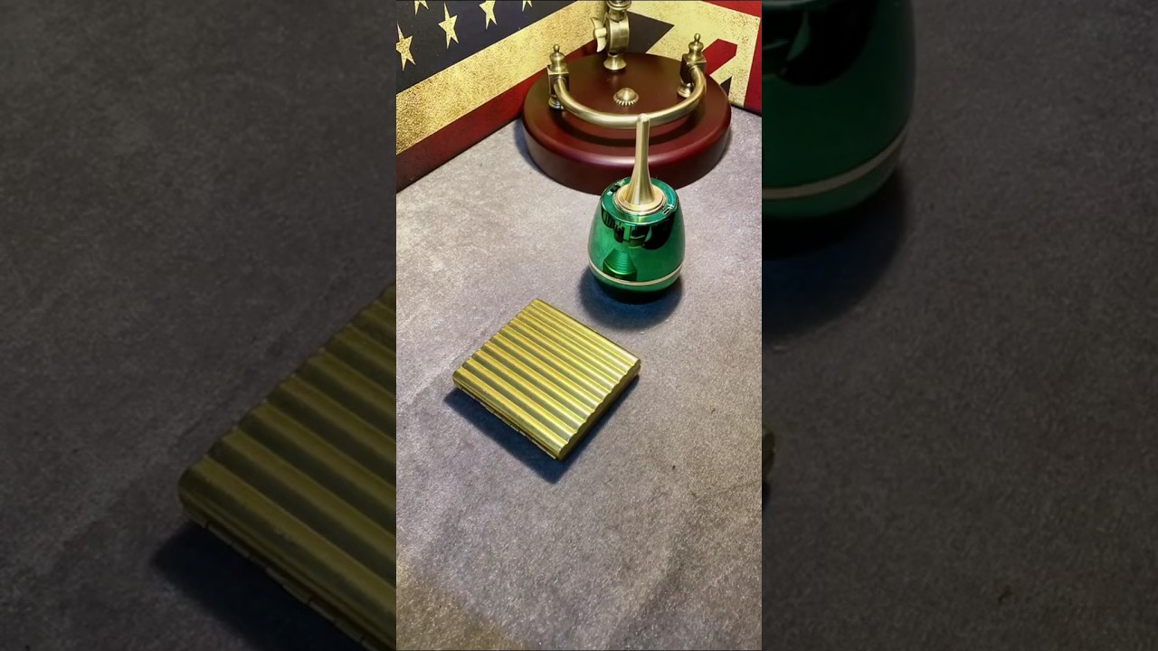 Green vase lighter and gold-colored square case