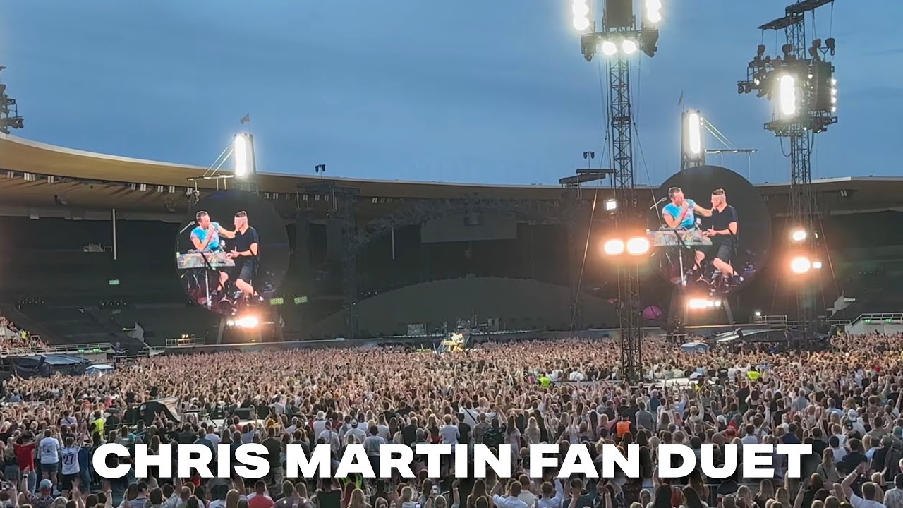 CHRIS MARTIN sings with fan | in COLDPLAY HELSINKI concert