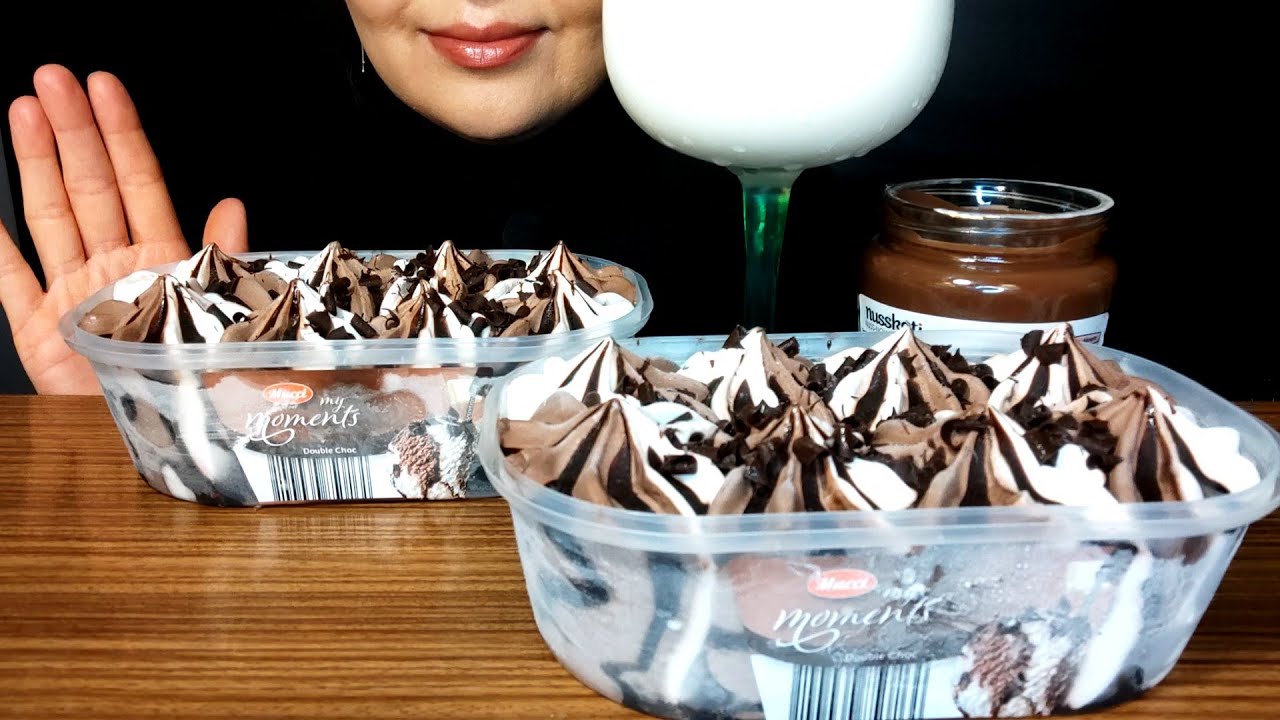 Mukbang ice cream with chocolate|موکبانگ بستنی با شیر و شکلات