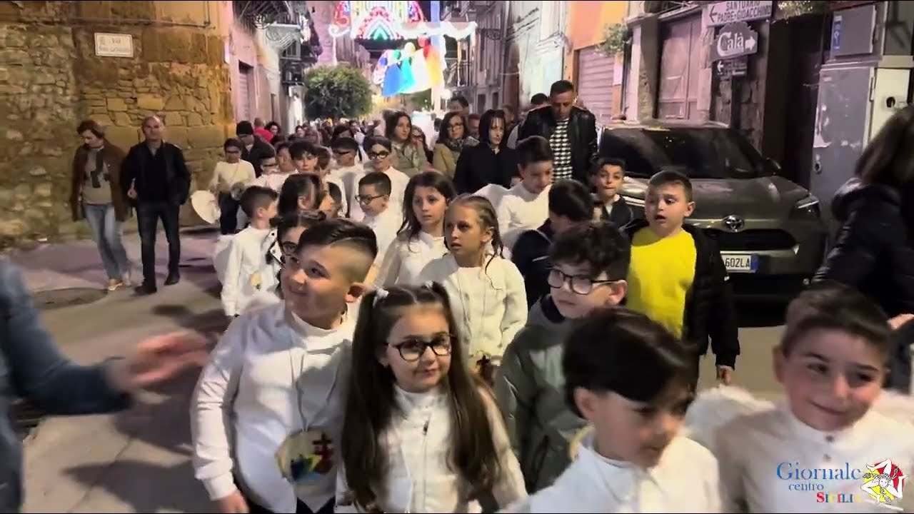 Canicattì, Lu Tri Di Maju: Infiorata e Traino della Croce realizzata dalla scuola Crispi