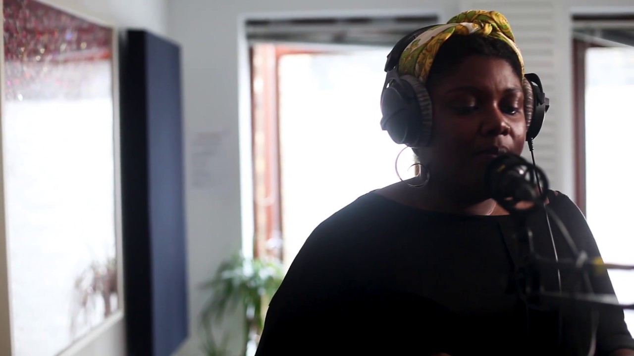 Yazmin Lacey -  Black Moon (Live PA)