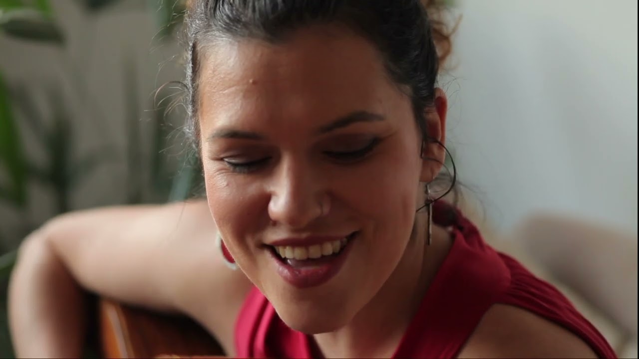 Lari Finocchiaro [cover violão e voz] - Serrado (Djavan)
