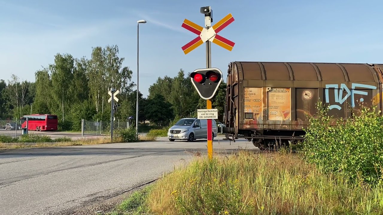 *Ovanliga klockor* Järnvägsövergång Jordbro (Jordbrotorpsvägen) / Swedish railroad crossing