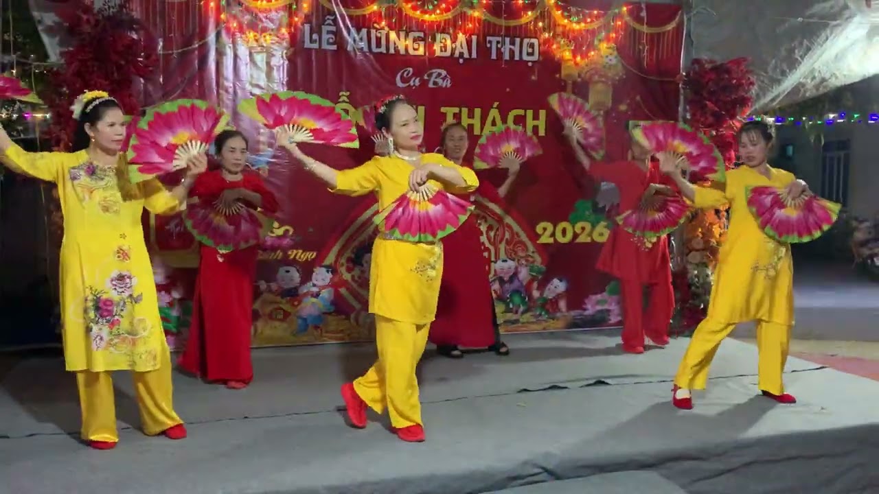 múa tổ dân phố số 6 mừng thọ cụ 95