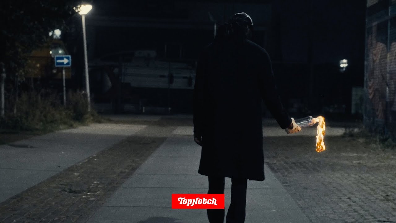 15. De Molotov - Eves Laurent ft. PLUGOXHUSH (prod. Rav Beats) [Visualiser]