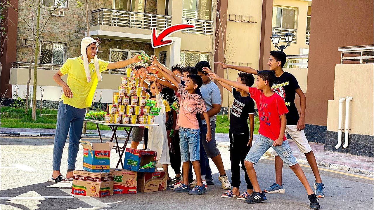 لما اخوك الصغير يبيع اندومي في الشارع😂|السلسيلي