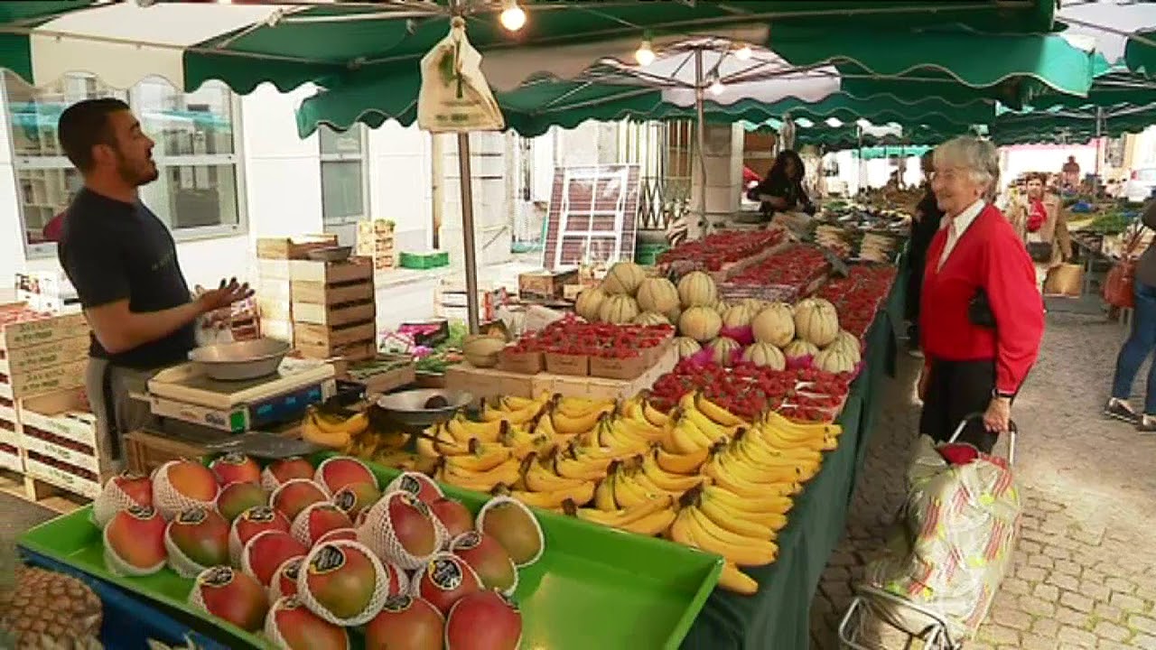 Cluny : à côté de l’abbaye, le marché attire une foule conséquente