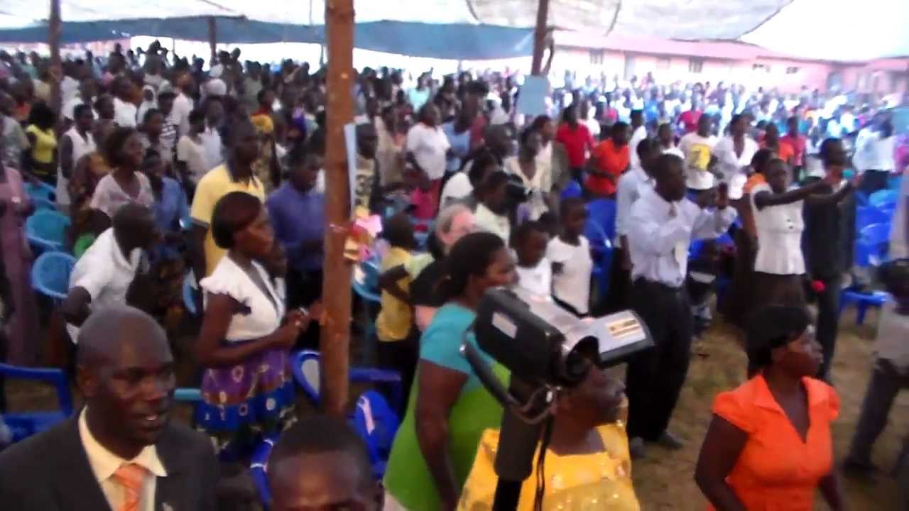 Luo Priase Yecu tye ki yub pira by Gulu Revival Worship Centre Choir