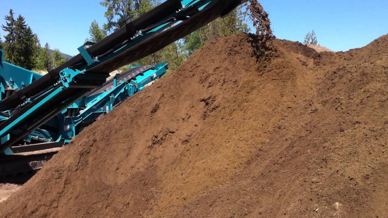 Powerscreen Warrior 800 screening topsoil.