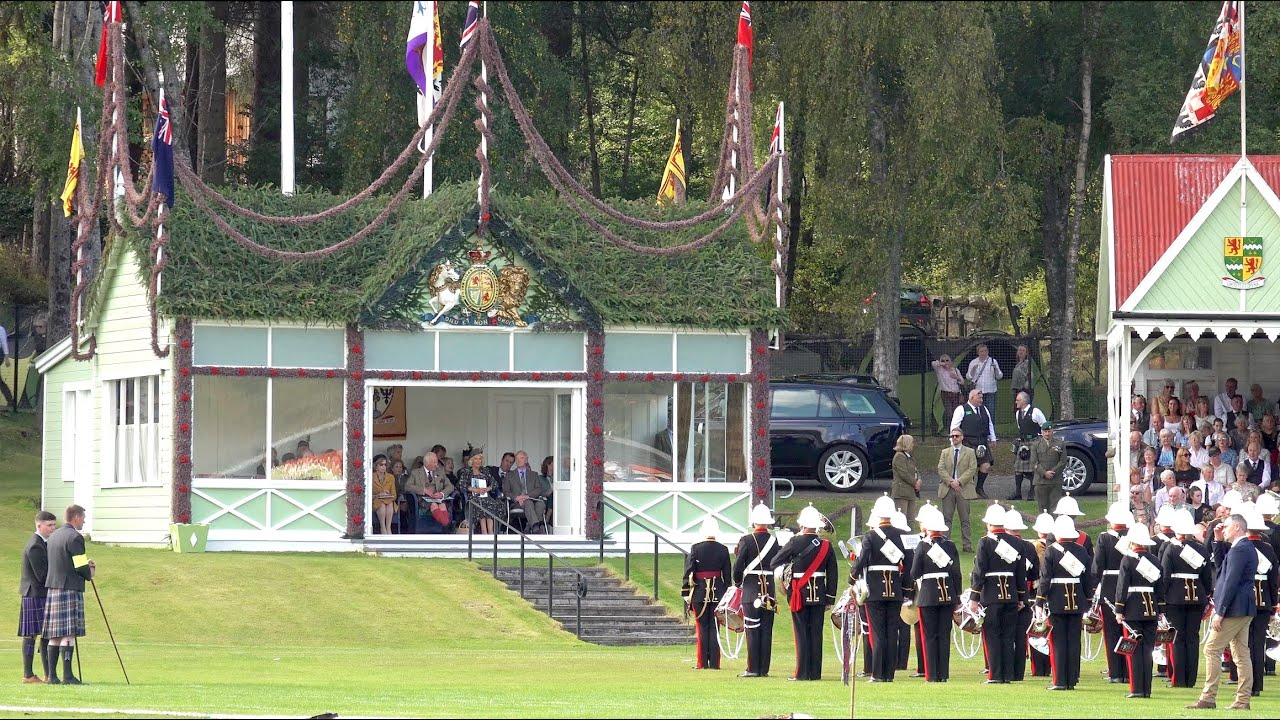 Kr&oacute;l Karol III i kr&oacute;lowa Kamila witani na Braemar Gathering Scotland w 2024 roku przez zesp&oacute;ł Roy...