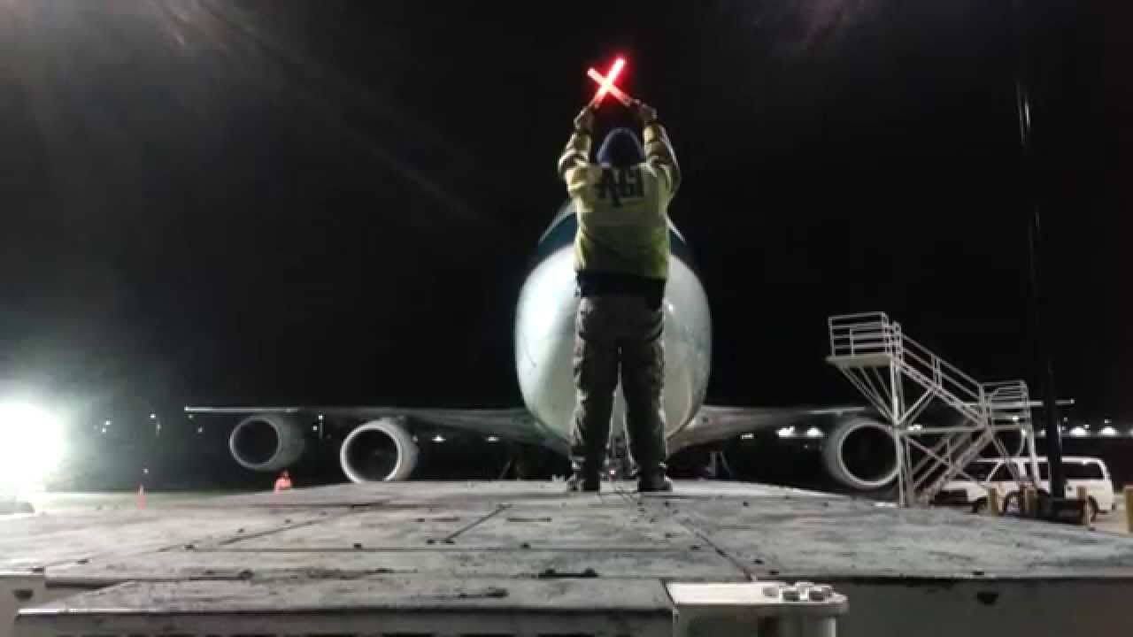 Nighttime Aircraft Marshalling - Cathay Pacific Cargo 80 Arrival [B-LJB] Boeing 747-8F [11.08.2014]