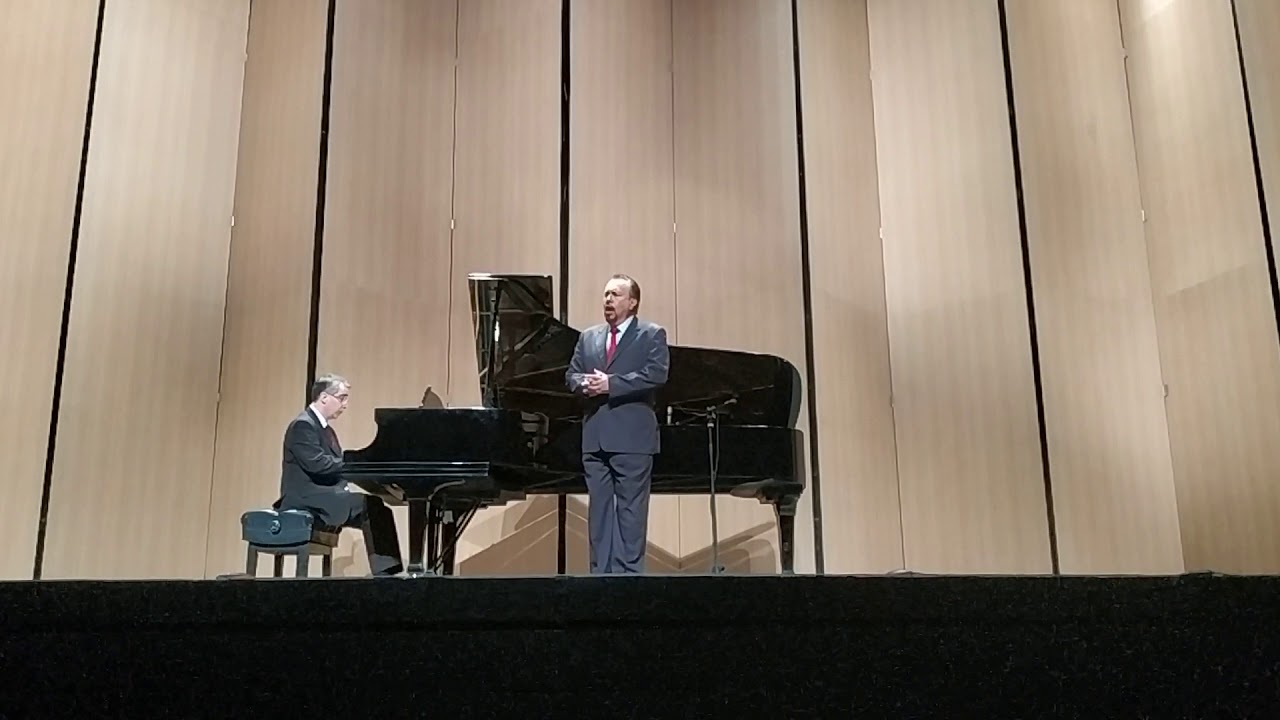 Bar&iacute;tono Jes&uacute;s Suaste en teatro Ocampo