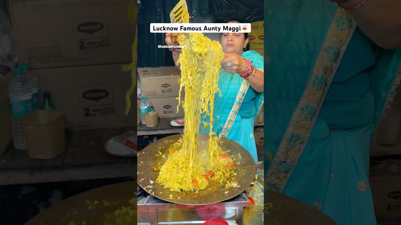Lucknow Famous Aunty Maggi #ytshortsindia #youtubeshortsindia #lucknow #indianstreetfood