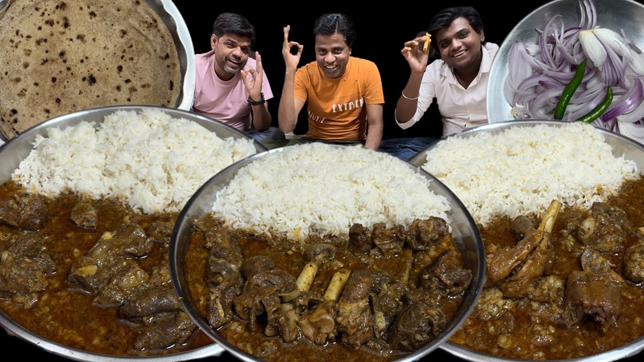 रात को 11:54 बजे हम तीनों चाचा-भतीजा मटन करी खा रहे हैं / 😃👌
