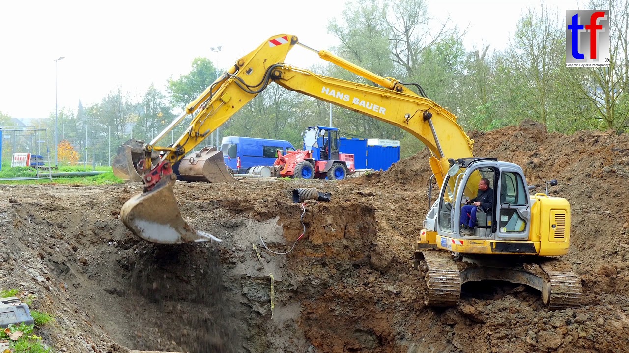 **BAGGER** NEW HOLLAND KOBELCO E 235 SR @ Work, Weiler zum Stein, Germany, 26.10.2017.