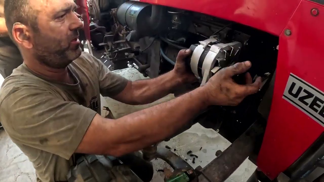 Massey Ferguson 240 Traktörün Alternatör Kilitlemiş Saplamalar Kırılmış