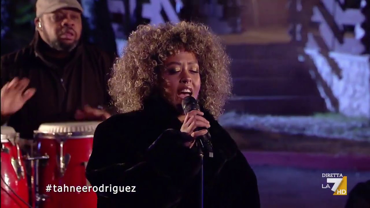 Tahnee Rodriguez interpreta 'A me me piace 'o blues' di Pino Daniele