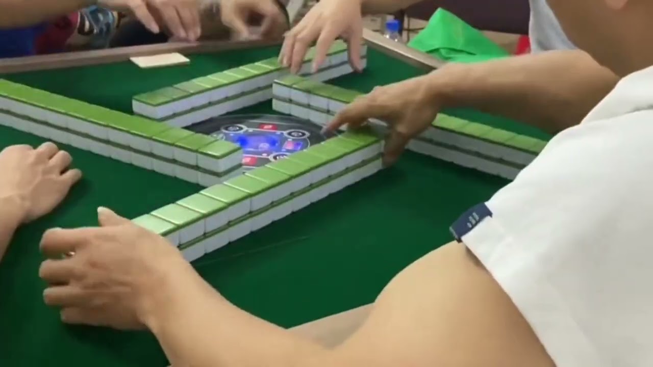 红中麻将，这大叔打牌真的稳稳当当的看得出来吗#搓麻将的快乐 #胡牌的姿势一定要帅