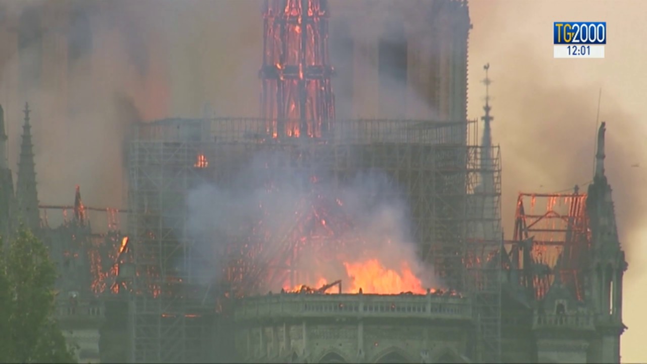 Parigi, domate le fiamme Notre Dame. Al via verifiche su stabilità struttura