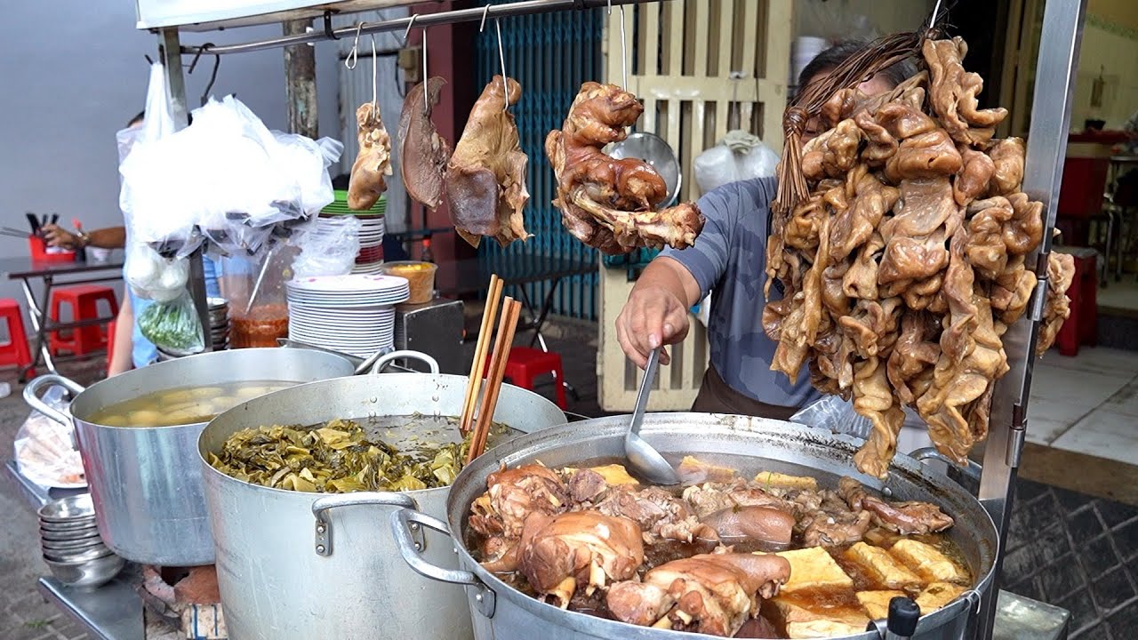 Đây là quán ăn người Hoa lâu đời nhất còn sót lại ở Sài Gòn, khách rất đông