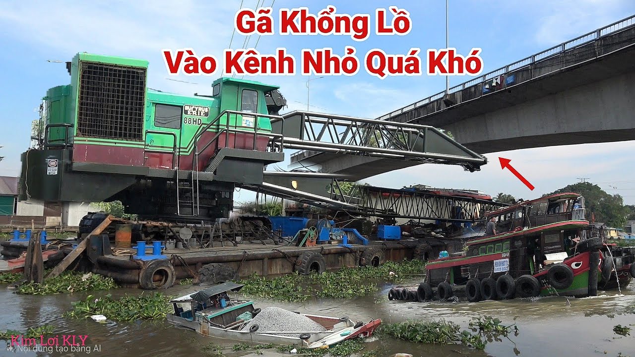 Phải Dùng Đến 2 Tàu Kéo Mới Kéo Nổi Phà  Chở Cần Cẩu Siêu Khủng Vào Kênh Hẹp Có Nhiều Nhà.