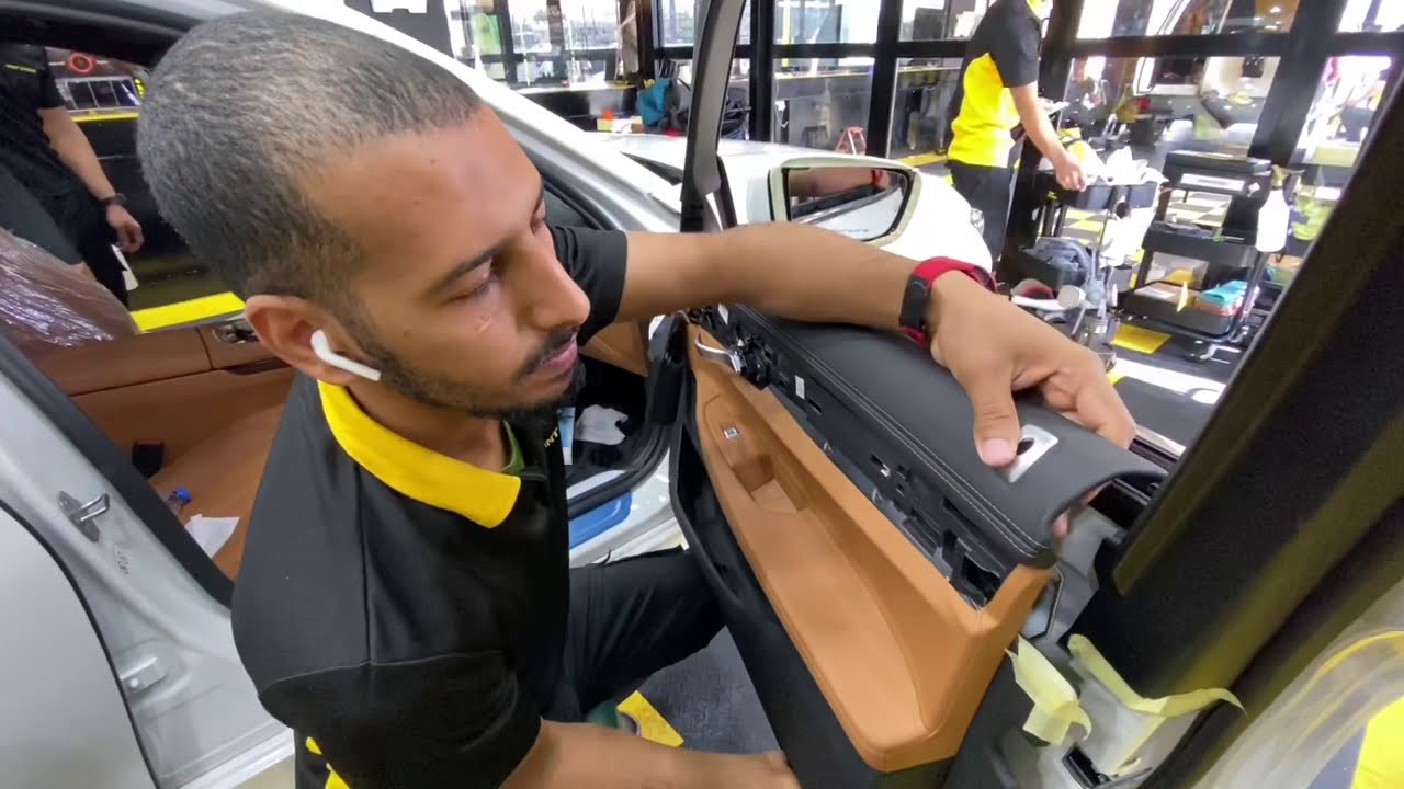 طريقت فك الباب من الدخل قبل العمل علي افلام الحمايه  في #BMW i7 2020