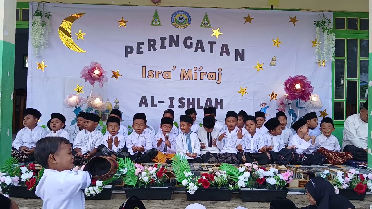 Penampilan sholawat kelas 1&2 putra
