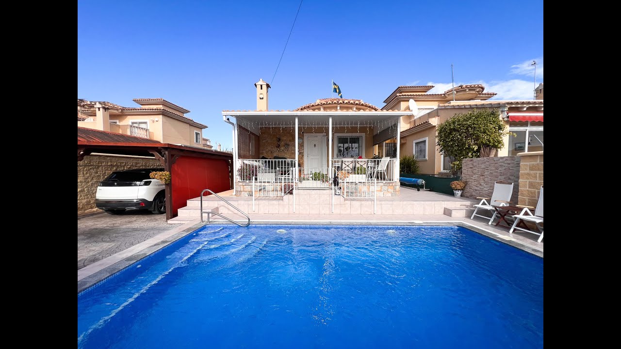 Villa independiente con piscina privada y jardín en La Siesta, Torrevieja