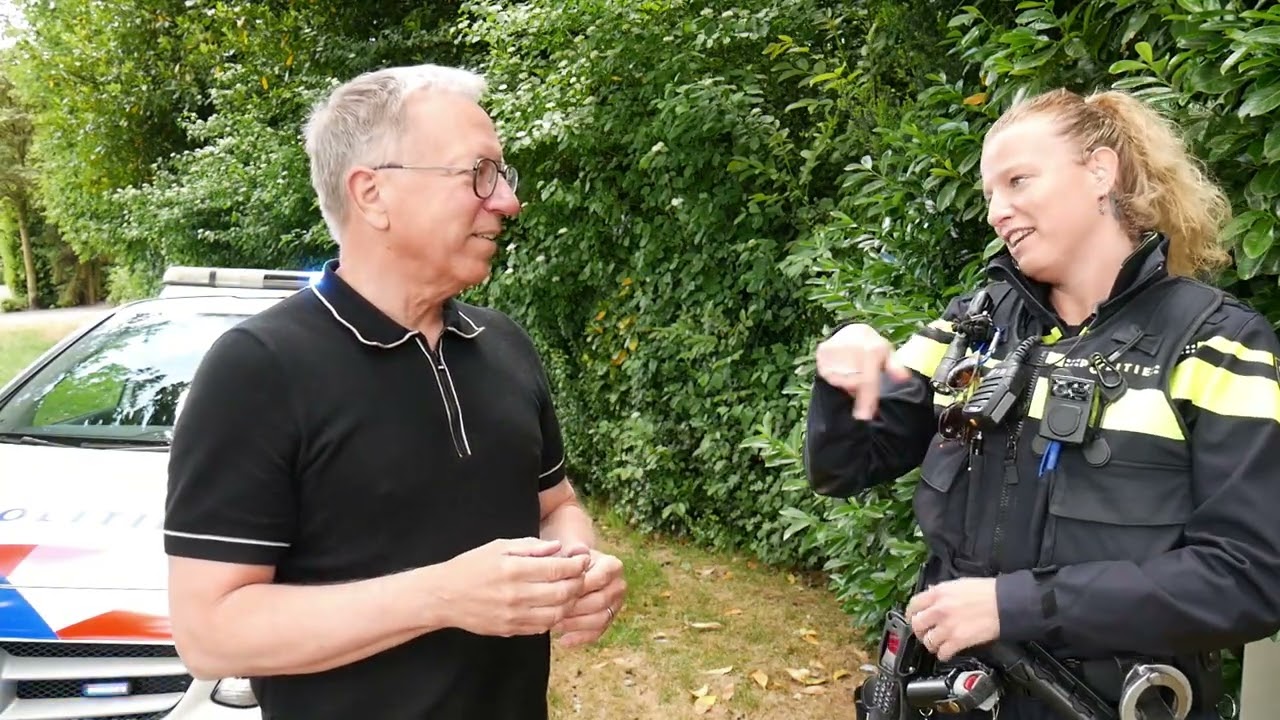 Wat moet je doen met politie met signalen op een rotonde!