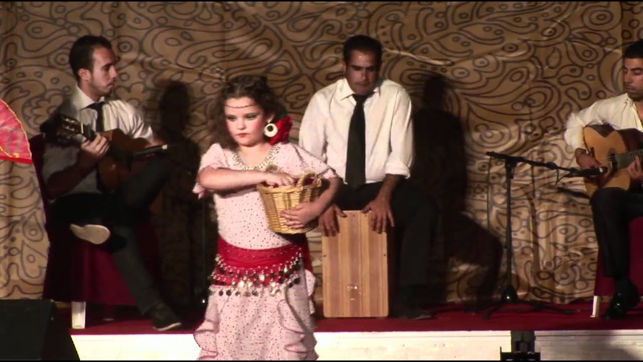 DESFILE DE TRAJES DE GITANA A   BENEFICIO DE 