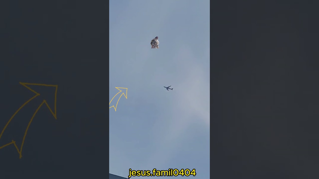 Jesus flies in the sky #jesus #jesuslovesyou #godblessyou #jesuschrist #shots