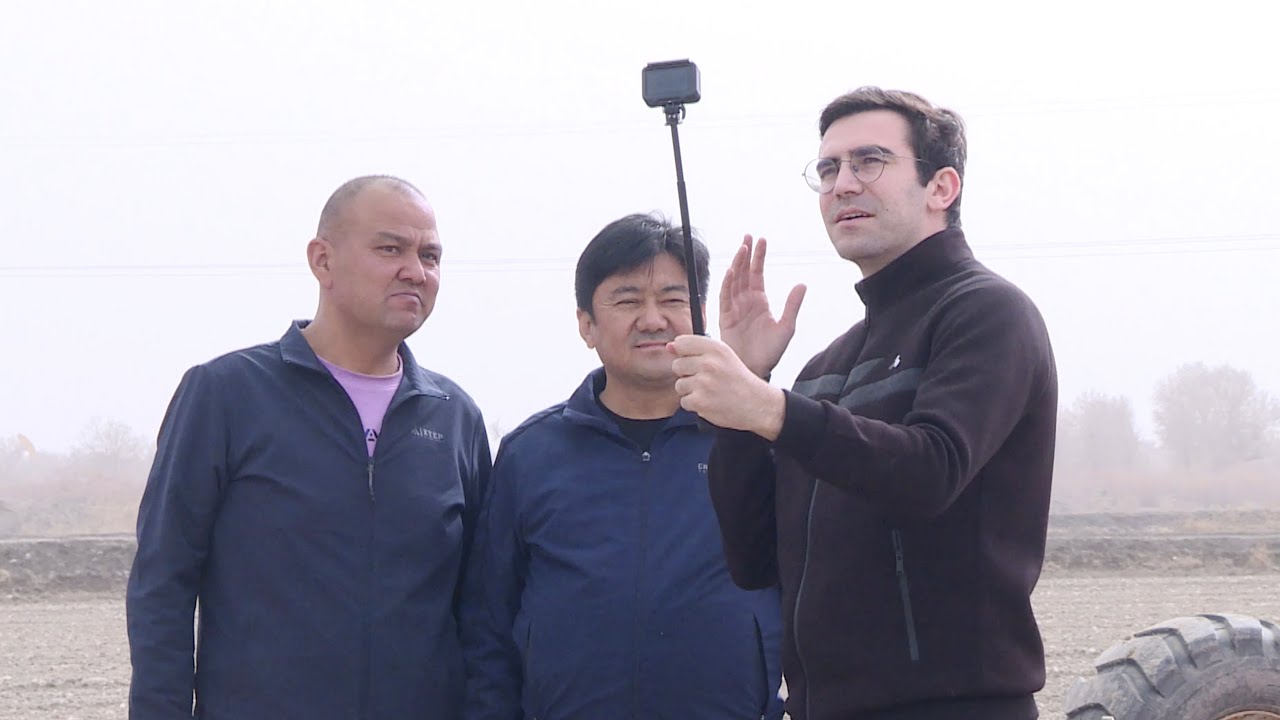 Foreign blogger Raz Galor visits cotton farm in Xinjiang