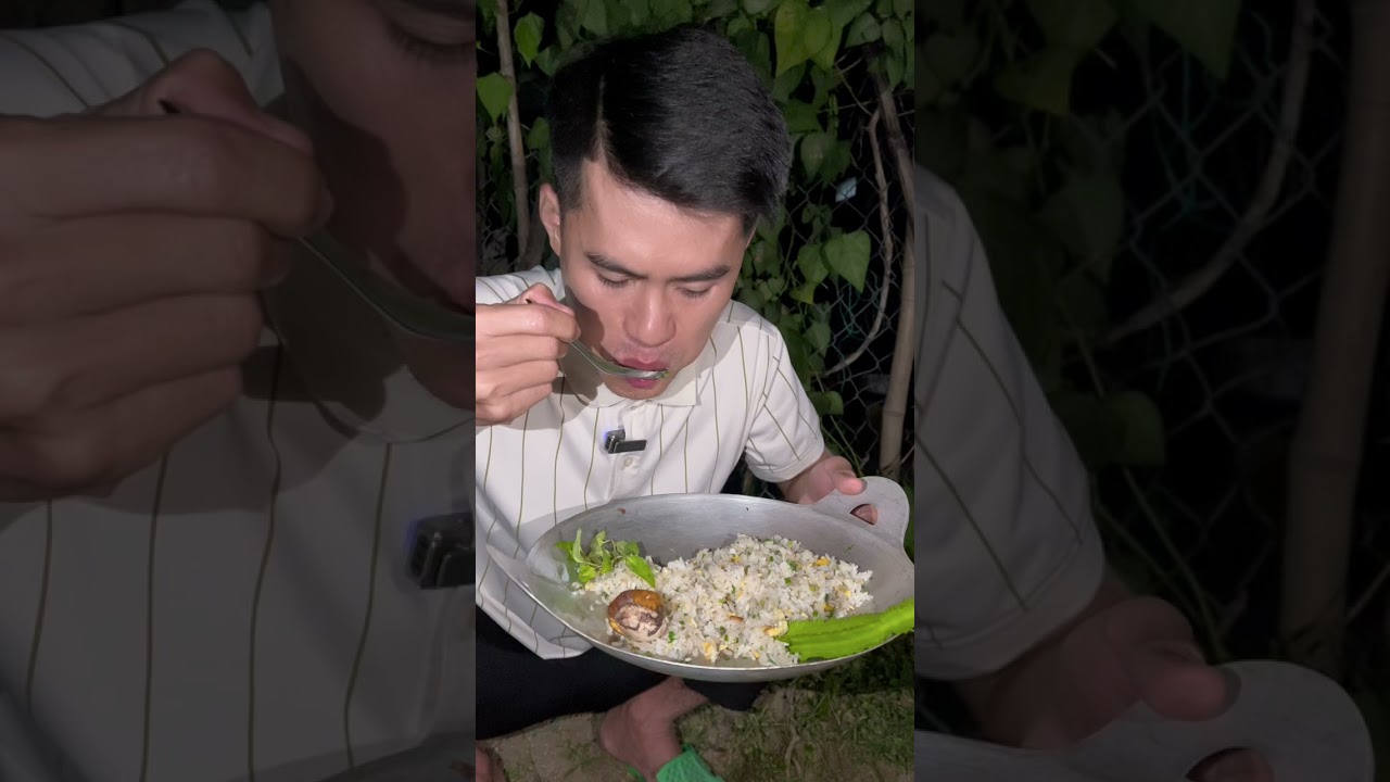 Nủa đêm đói bụng nên nhà còn gì mình ăn đó