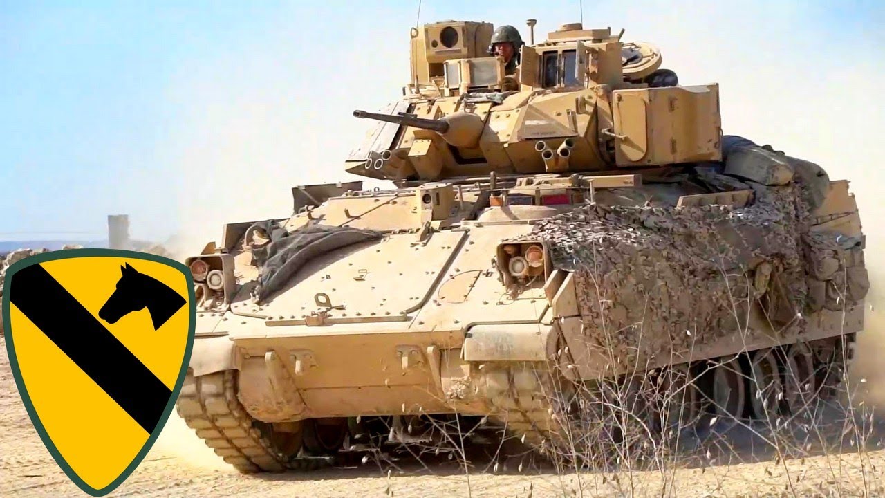 Армия США. Боевые машины «Брэдли» во время военных учений в Техасе.