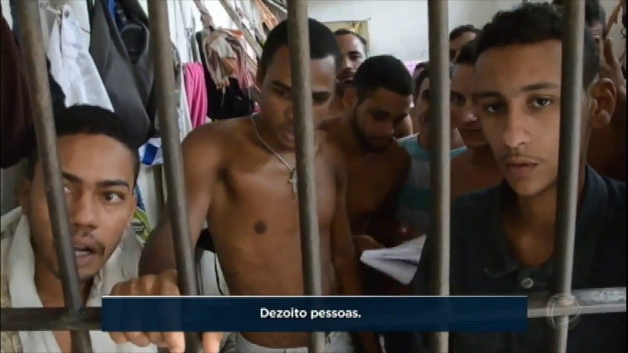 Detentos criam favela dentro de penitenci&aacute;ria no Recife (PE)
