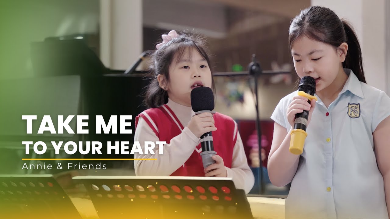Thể hiện bài 'Take Me to Your Heart' với band nhạc trường song ngữ hệ quốc tế