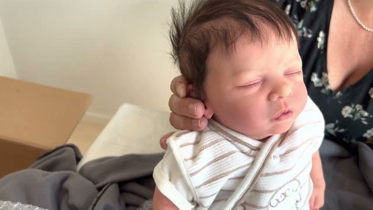 Reborn baby box opening (Romy by Gudrun Ledger)