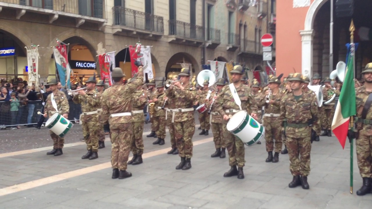 La bandiera di guerra del 7° Reggimento Alpini sfila all'Adunata di Treviso