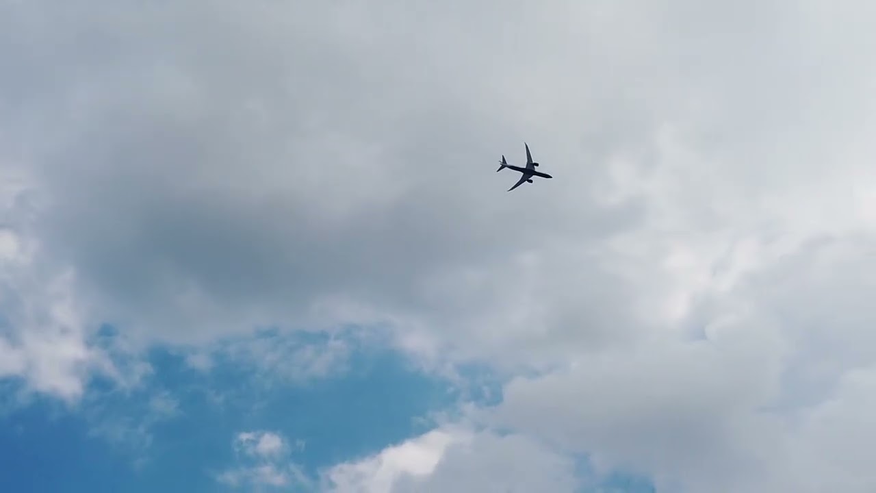 Airplane Flyover – 空を見上げて聴くASMR