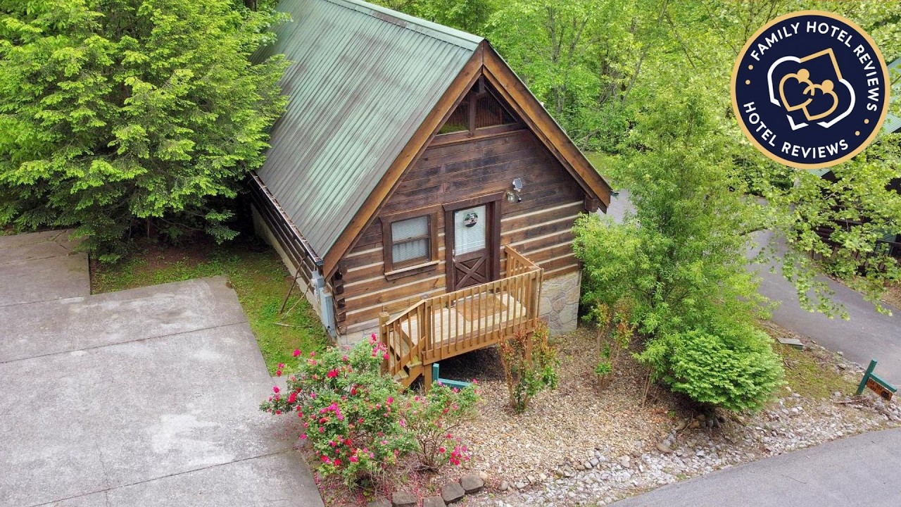 Cozy Cabin! Hot Tub, King Bed, Fireplace, & Pool | Gatlinburg (TN), United States | Hotel Review 🌟