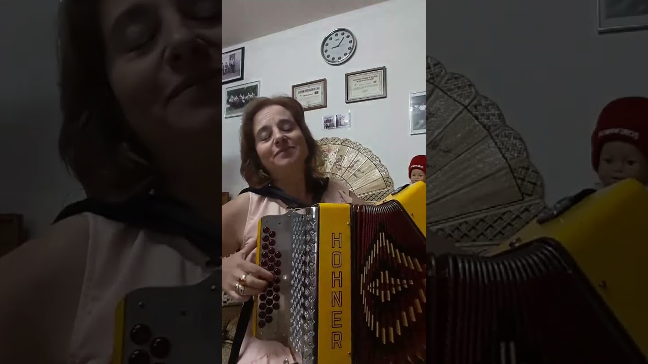Aqui está mais uma artista, o seu nome: Canarinha.