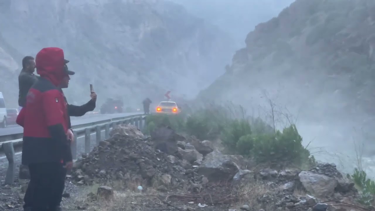 Hakkari’de dağda mahsur kalan kadın askeri helikopter ile kurtarıldı