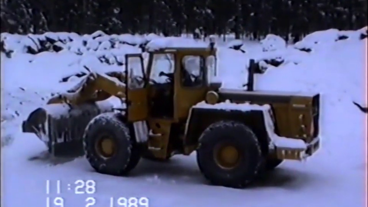 Hanomag 55C loads the drain gravel to Volvo F12