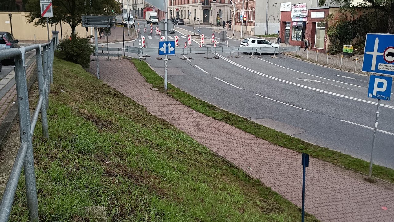Katowice.Przejazd pod wiaduktem na ulicy Mikołowskiej został zamknięty część 1.
