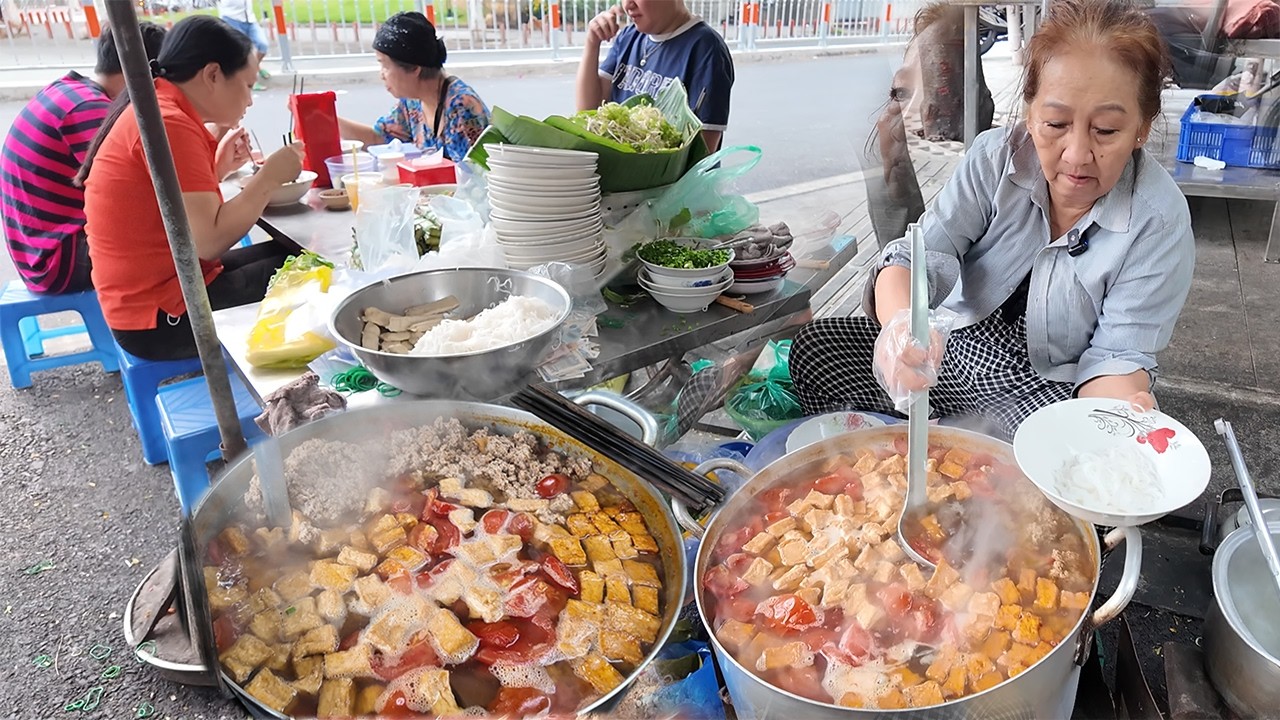 Gánh Bún Riêu truyền thống 35k đầy RIÊU CUA 