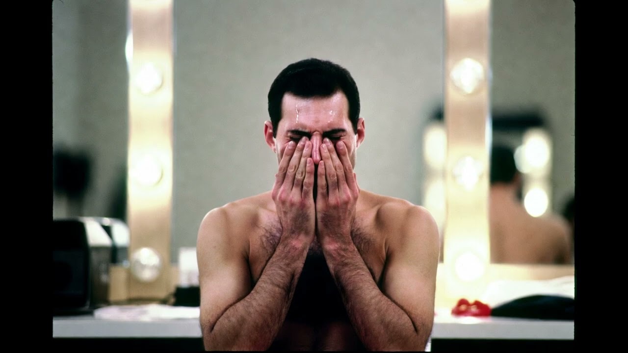 Freddie Mercury Was Found Crying in Silence Before the Show — What Happened Next Changed Everythin