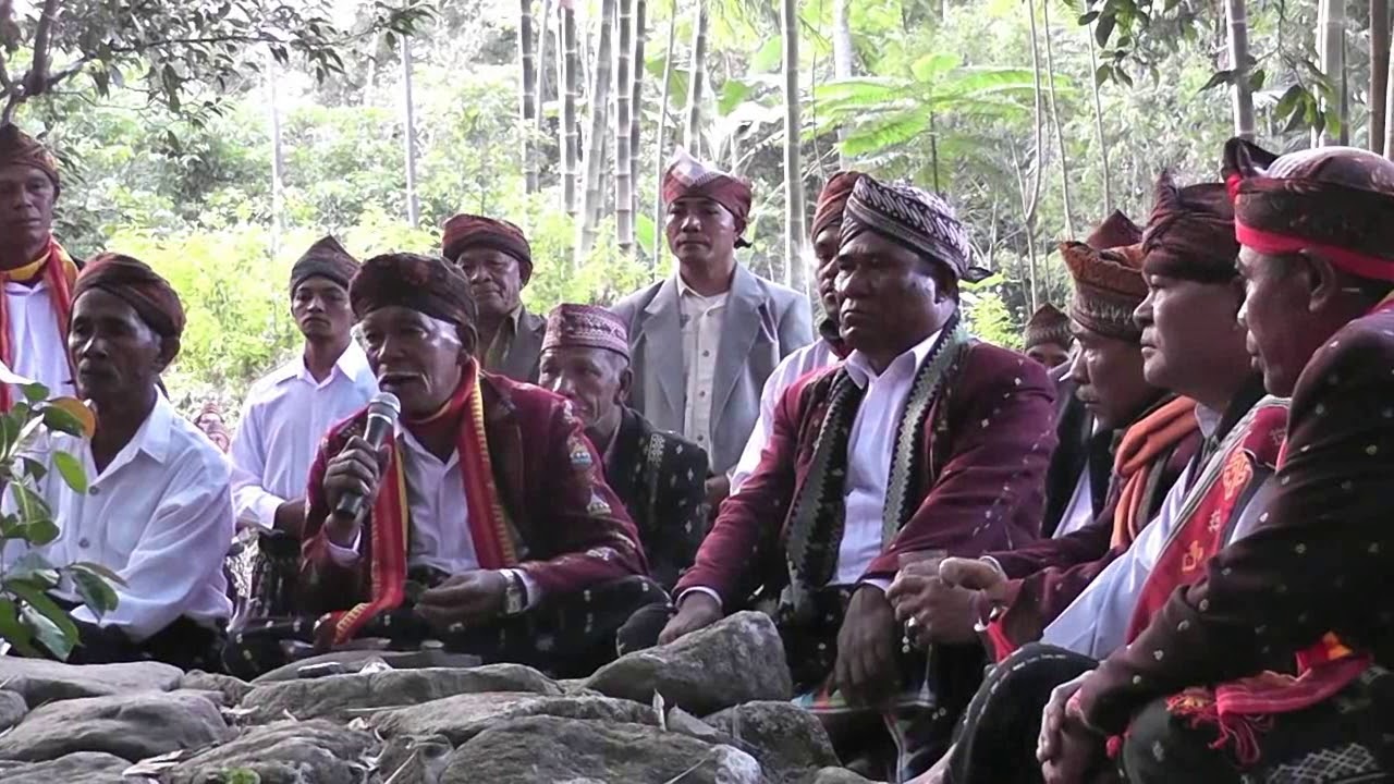 Mistisnya Ritual Barong Wae Ruteng Pu'u