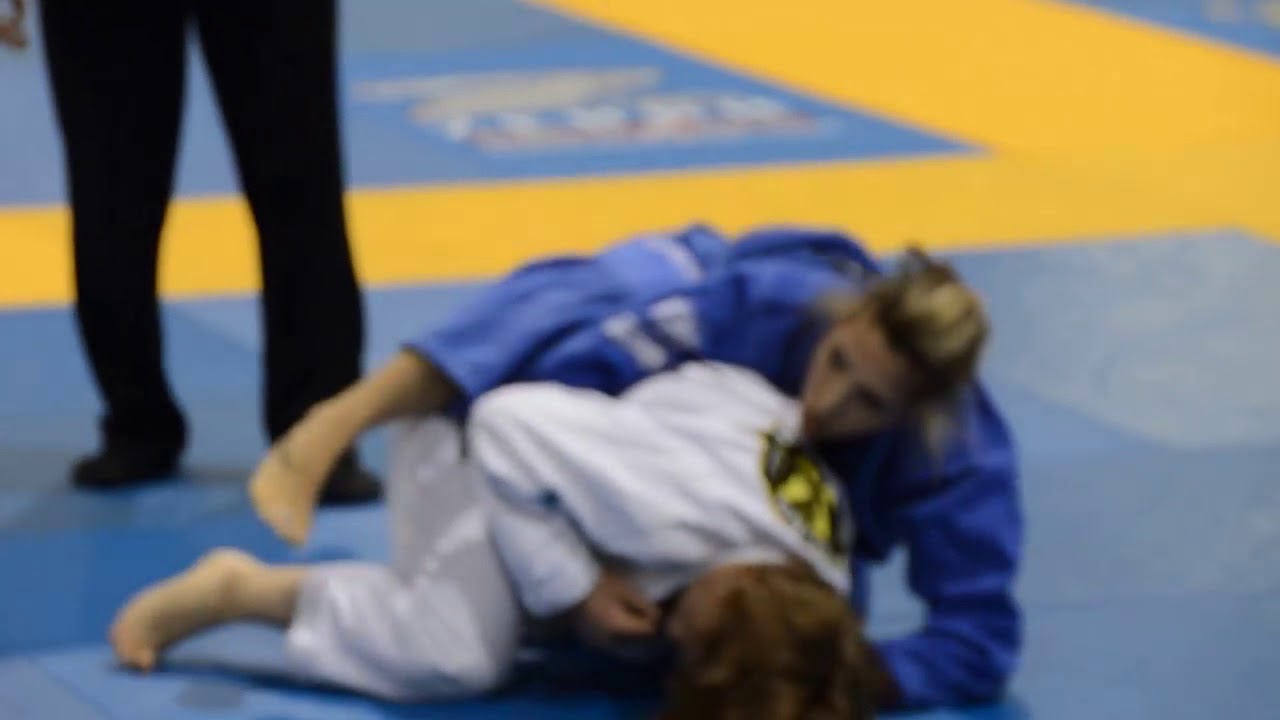 Veronica Mota-Messina Wins 1st Match with Armbar - IBJJF Masters World
