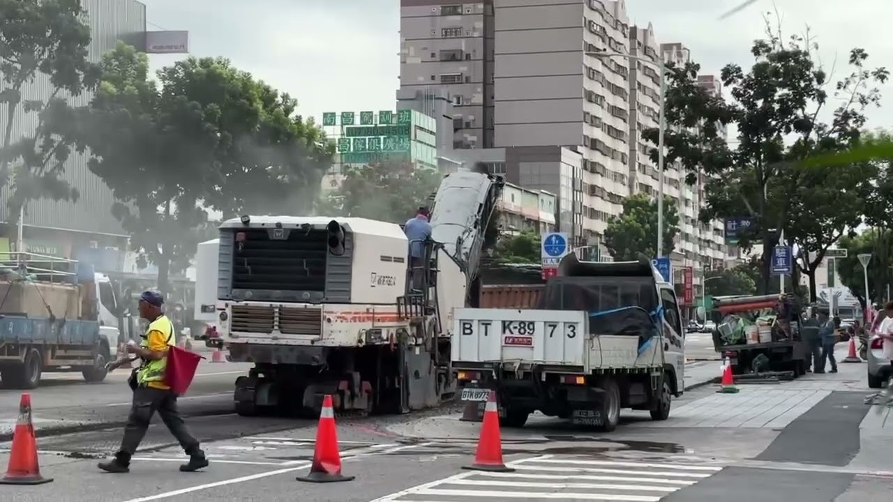 大型鋪路機Road roller