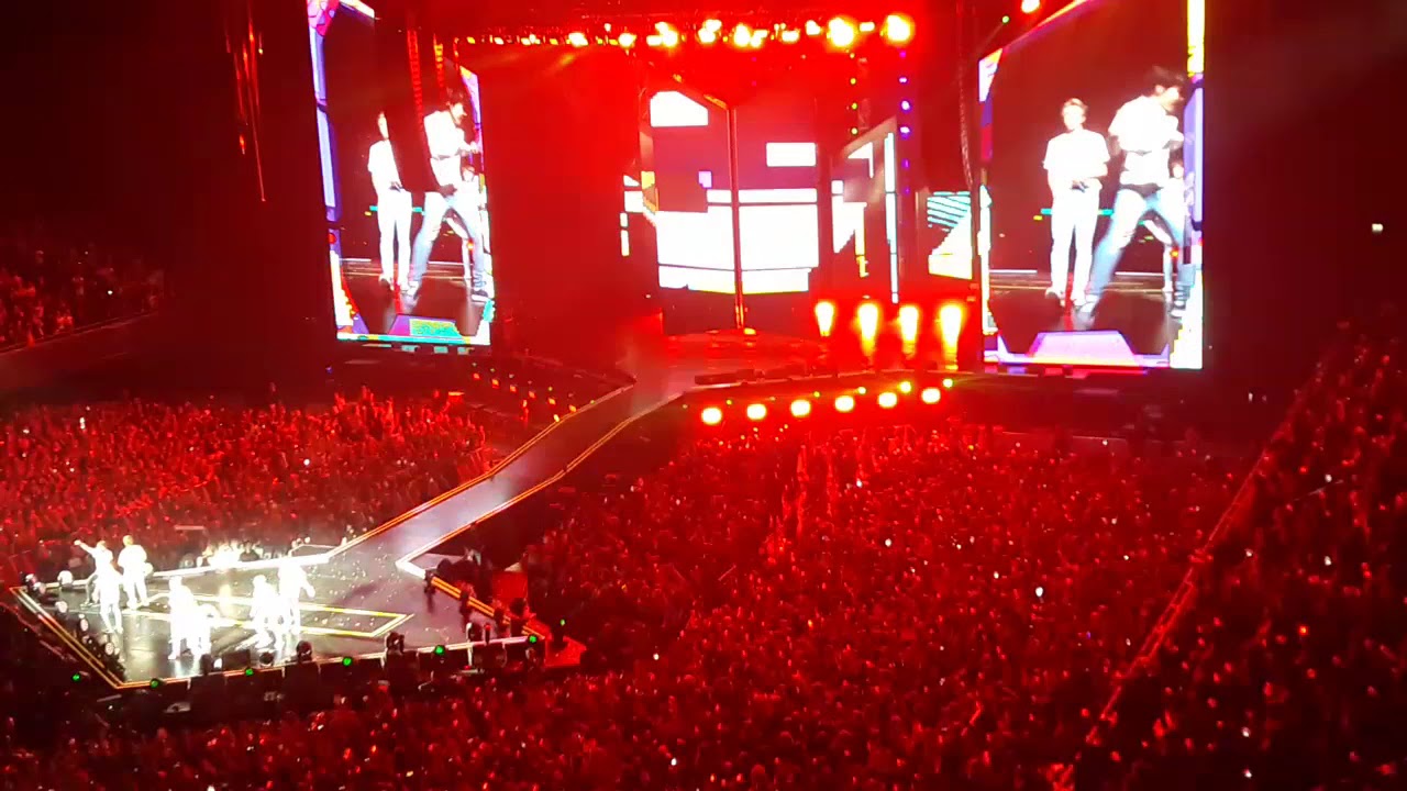 23 Anpanman (BTS Love Yourself Tour - Live @ Ziggo Dome - Amsterdam 181013)